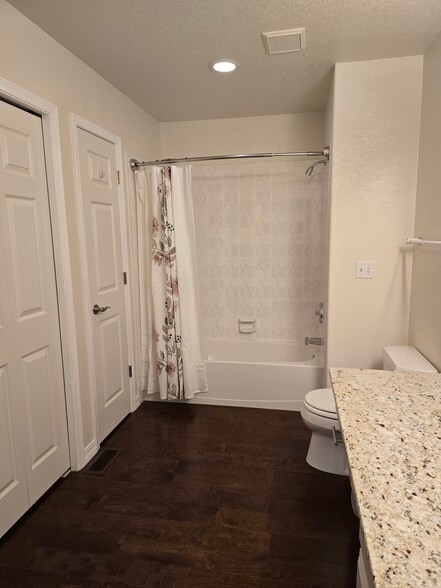 2nd bath with view of tub and shower - 726 W Tyrolean Ct
