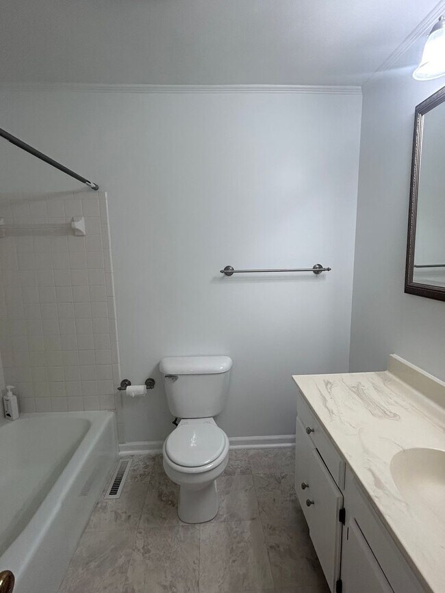 Building Photo - Spacious 3 Bedroom Home Close to JMU, EMU & Downtown Harrisonburg!