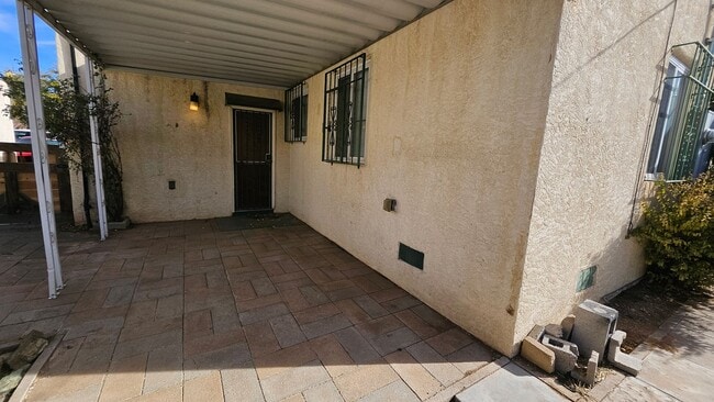 Building Photo - SE Cute 2 Bedroom 1 Bath Home.