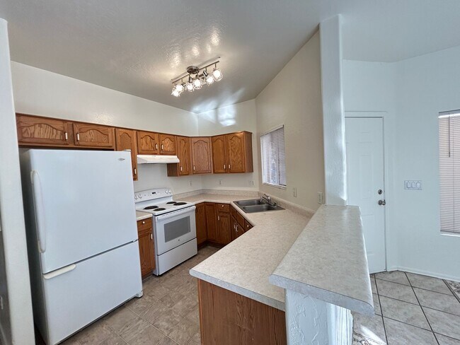 Building Photo - Brand new paint and carpet! 3 Bedroom 2 1/2 Bathroom, Close to Grand Canyon University