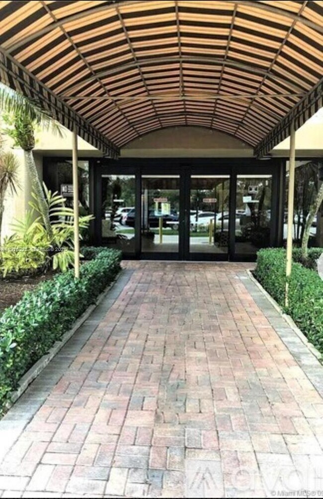 Building Photo - 240 Lakeview Dr