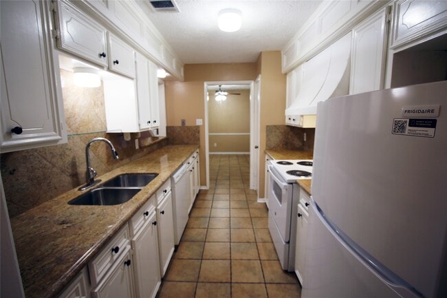 Building Photo - 4105 Vista Rd