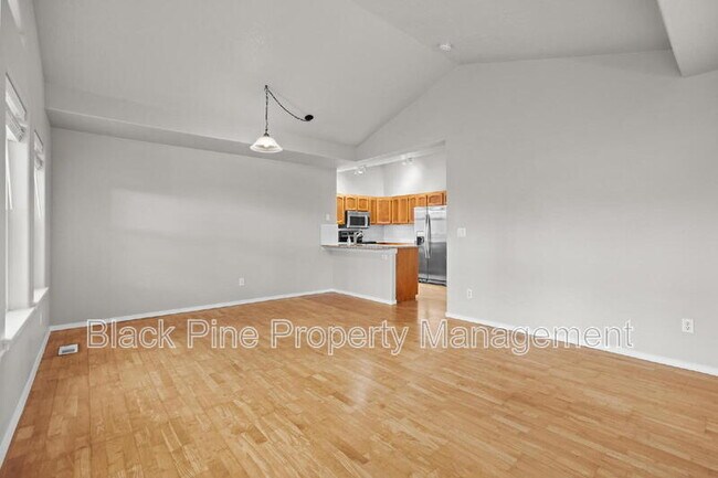 Building Photo - 543 W Bosanka Dr