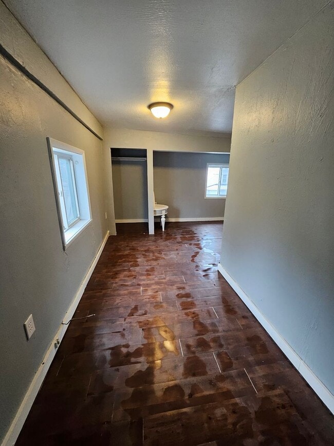 Building Photo - Upper 3 bedroom unit