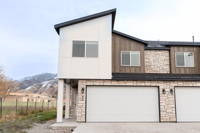 Building Photo - 48 410 W