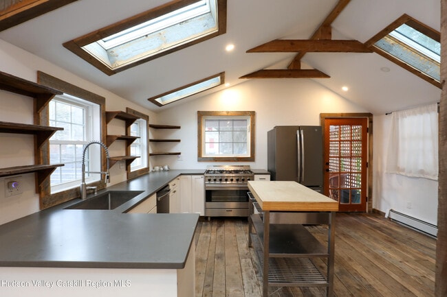 Building Photo - 683 Woodland Valley Rd