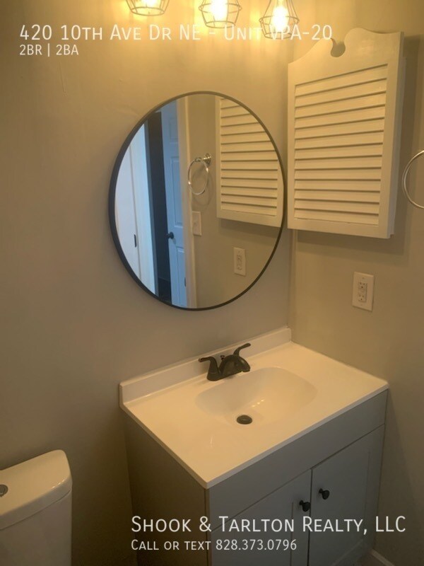 Building Photo - 420 10th Ave Dr NE