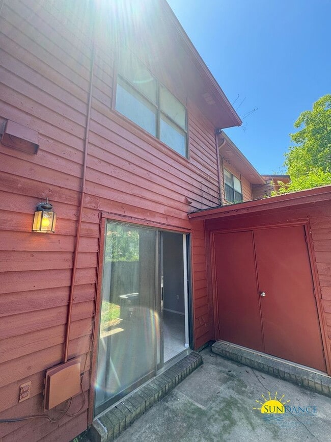 Building Photo - Newly Renovated 2BR/1.5BA Townhouse in For...