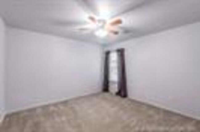 Building Photo - Well maintained home in a great location w...