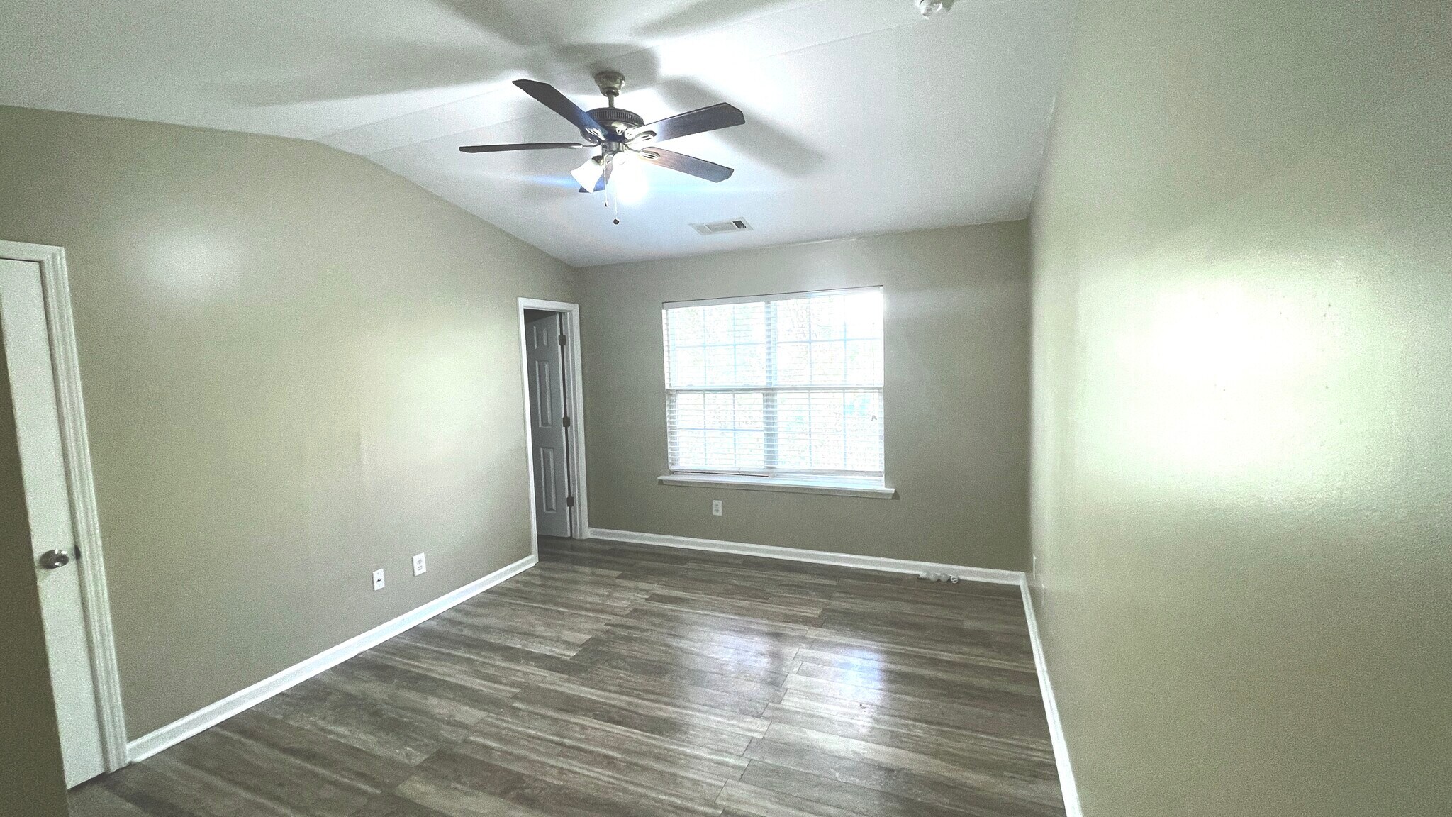 Building Photo - 711 Crestwell Cir SW