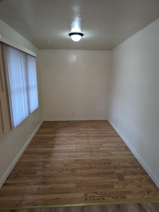 Building Photo - 3303 Sylvan Dr