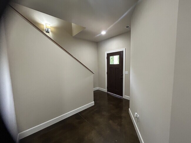 Building Photo - "Charming 3-Bed Condo in Cookeville with G...