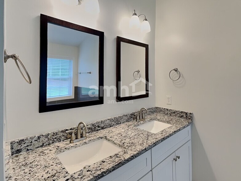 Building Photo - 1755 Heatherton Rd