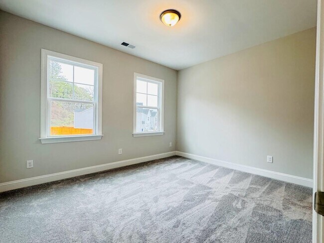 Building Photo - Single Family 4 Bedroom 3 Bathroom for Rent - Guest Bedroom Down