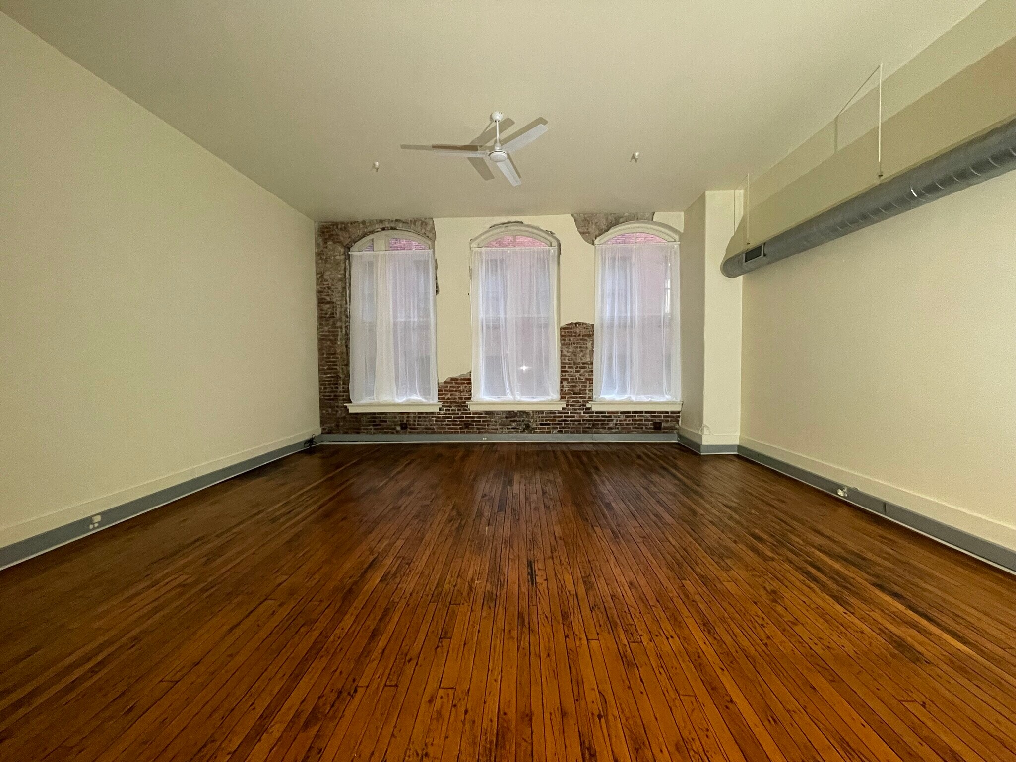Living Area - 905 Liberty Ave
