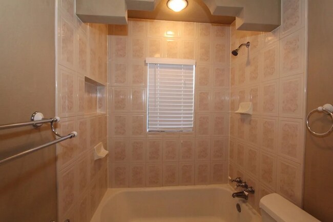 Building Photo - Centrally Located 2/1!