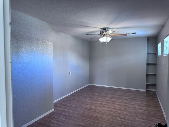 Building Photo - Adorable single floor 4 bedrooms,2 bathroo...