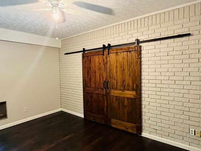 Building Photo - Cute cottage! 3 bed, 2 full bath, large bo...