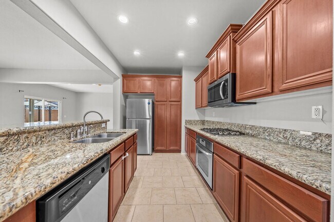 Building Photo - 34081 Clovis Way