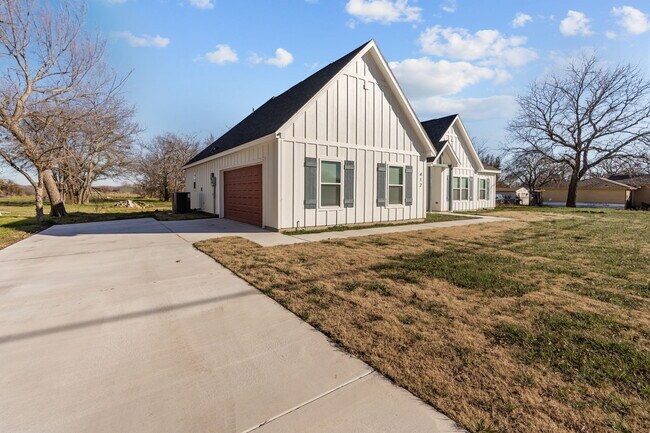 Building Photo - 412 N Wickham St
