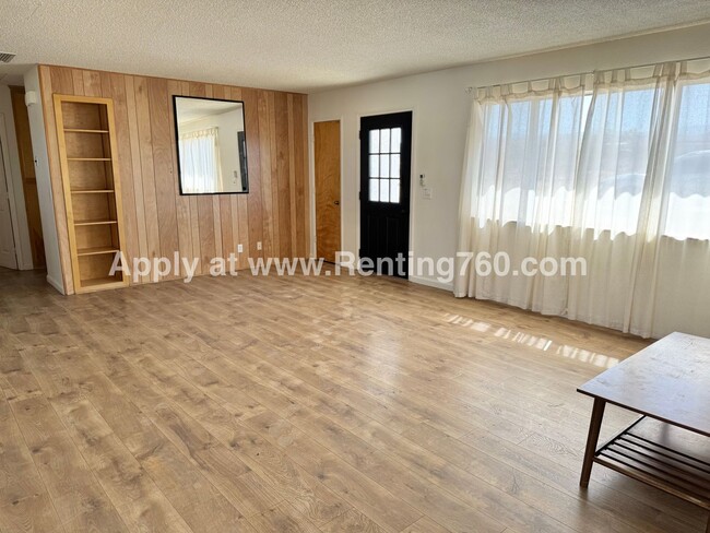 Building Photo - Spacious Home with Solar Panels!!