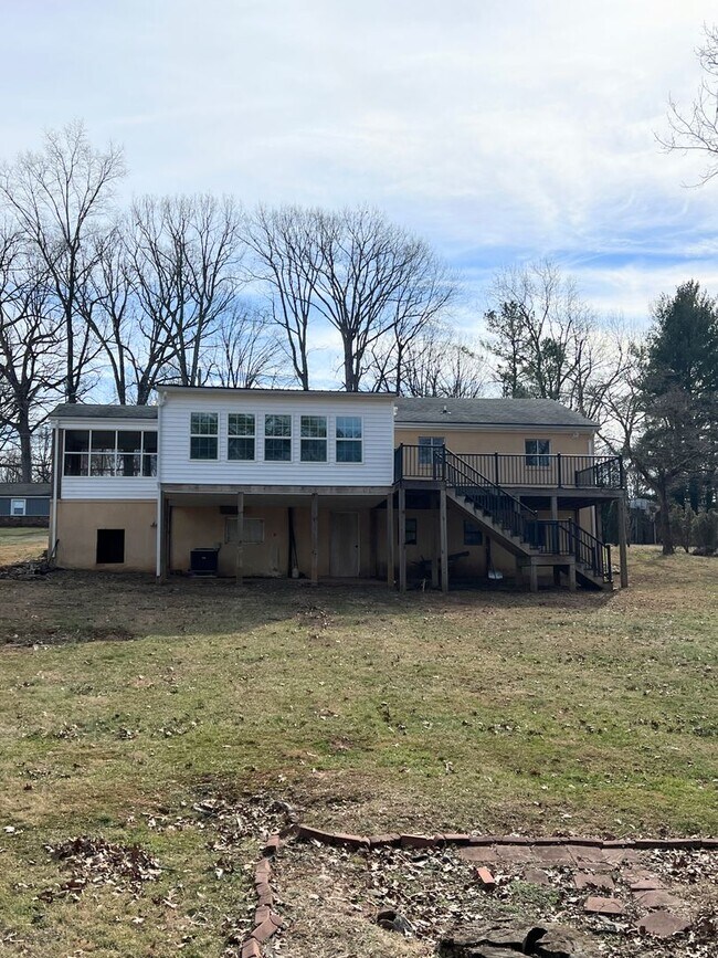 Building Photo - Charming 3 bedroom house
