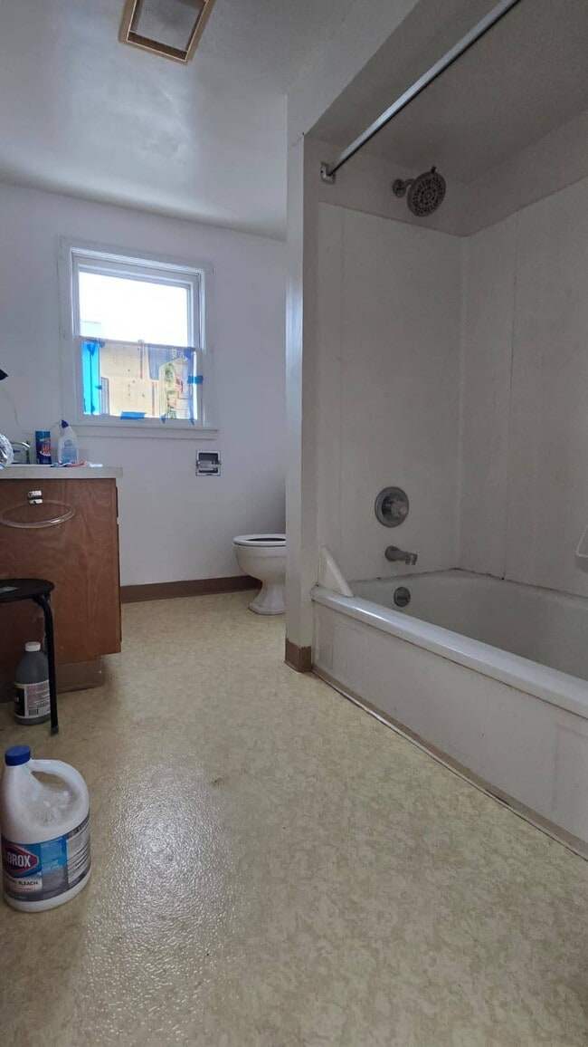 Building Photo - 610 Dickson St