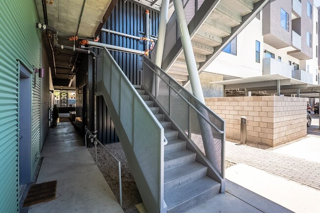 Building Photo - Live the Downtown Life! 2 Bedrooms!