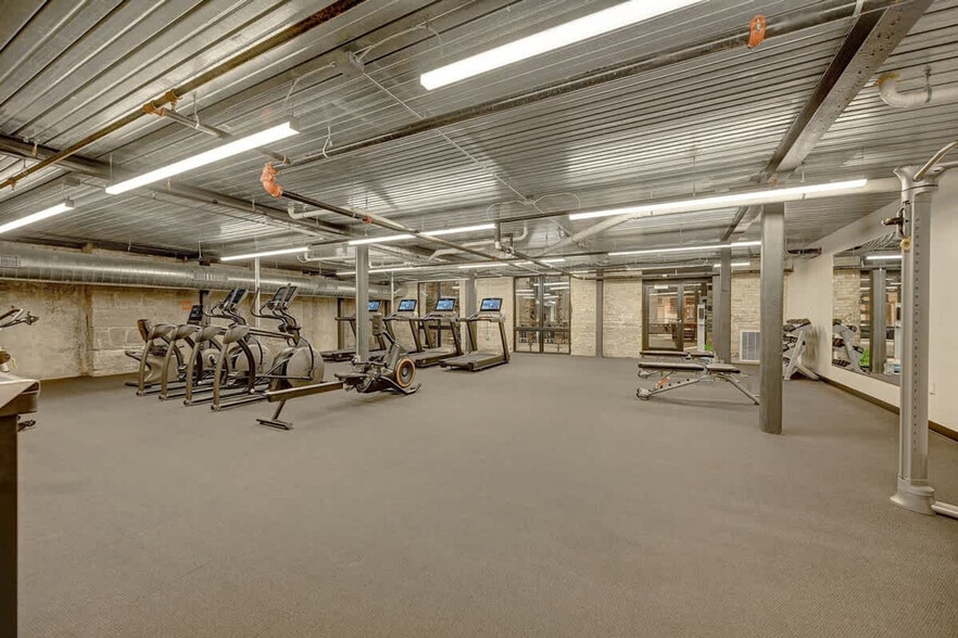 Building Photo - 1009 W Juneau Ave