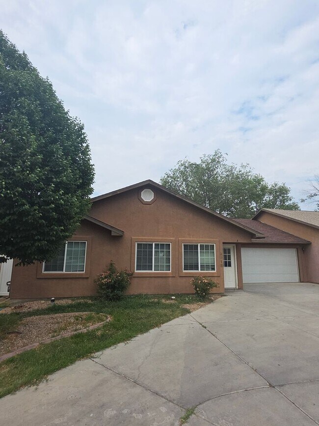 Building Photo - 3018 Oakwood Dr