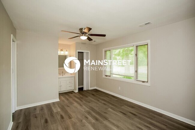 Building Photo - 3 Bedroom Pet-Friendly Home in Indianapolis, IN with Main Street Renewal