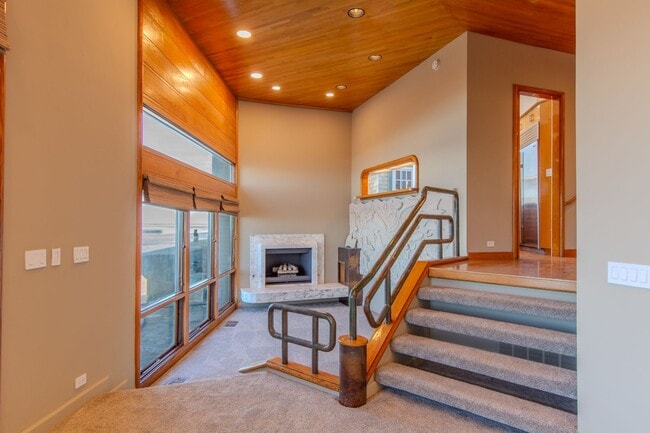 Building Photo - Extraordinary 5-Bed / 5-Bath Oceanfront Property in La Jolla!