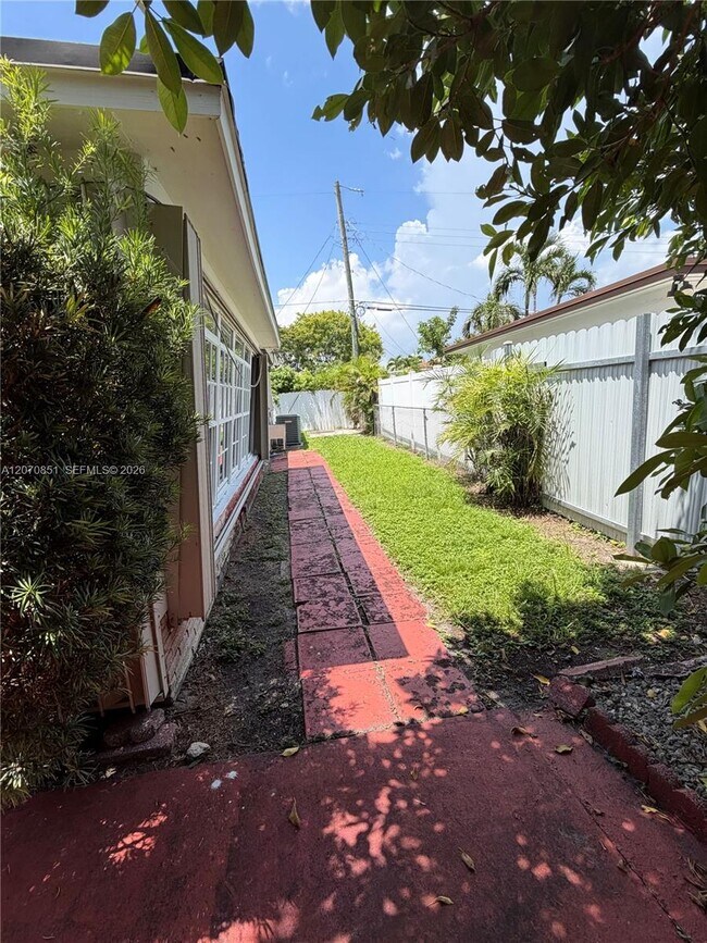 Building Photo - 4175 SW 87th Ave