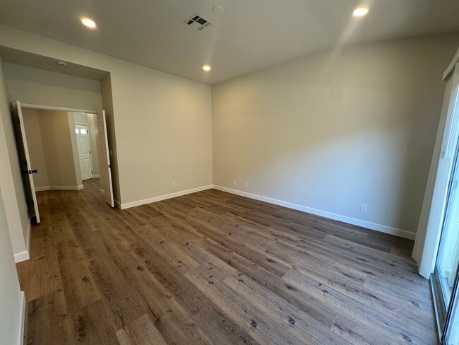 Building Photo - STUNNING DESERT SHORES MINUTES FROM THE LA...