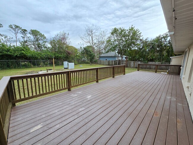 Building Photo - Remodeled 2 bed/ 2 bath/ 2 car garage ~ Annual Rental in Sarasota ~