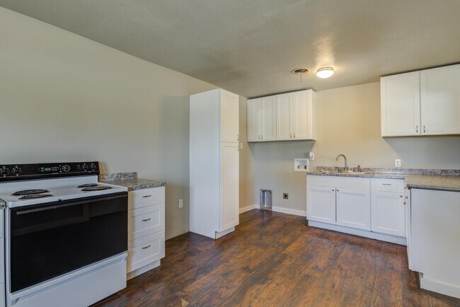 Building Photo - 1702 E 2nd St