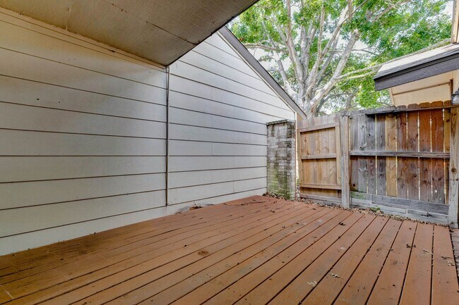 Building Photo - Houston Living in a Spacious Townhome