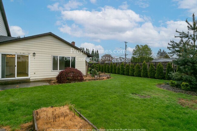 Building Photo - Cozy Two-Bedroom in Gresham - New Washer/D...