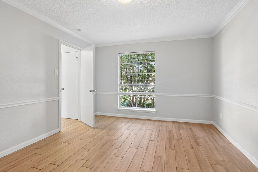 Building Photo - 15301 Ecorio Dr