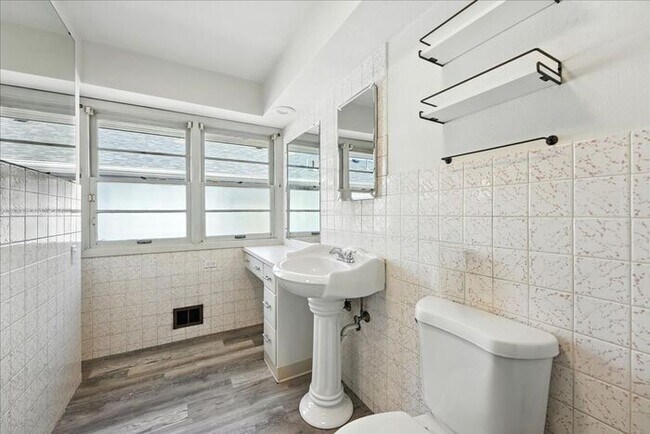 Building Photo - Spacious, Newly Renovated 5-Bedroom Home N...