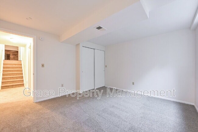 Building Photo - 580 E Kettle Ave