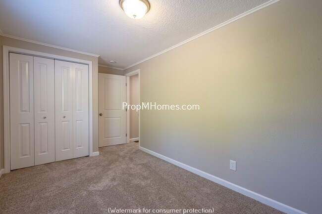 Building Photo - Updated Three Bedroom Home in Milwaukie - Large Fenced Yard! DEPOSIT SPECIAL