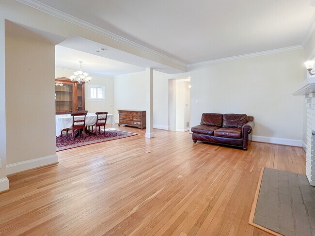 Building Photo - 317 W College Terrace