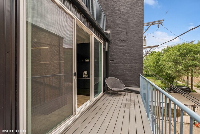 Building Photo - 2156 W Hubbard St