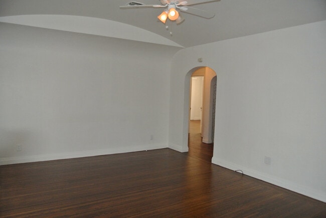 Building Photo - **COMING SOON!!** Spacious 2 Bedroom, 1 Bathroom Home near Convenient Old Town Pittsburg