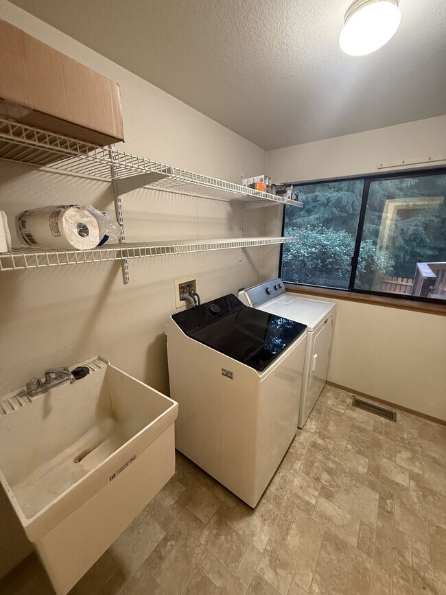 Building Photo - 3 BED 2.5 BATH WITH DAYLIGHT BASEMENT & BONUS ROOM - SPACIOUS CORNER LOT