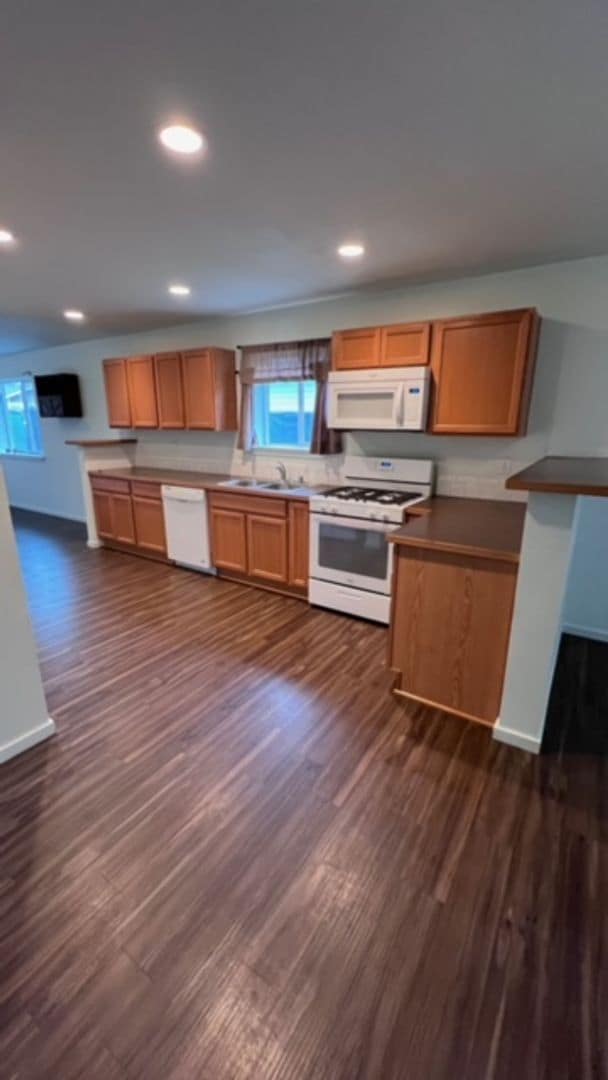 Building Photo - 5 bedroom 2 bath duplex now available!!!