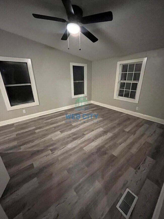 Building Photo - 15395 Flud Rd