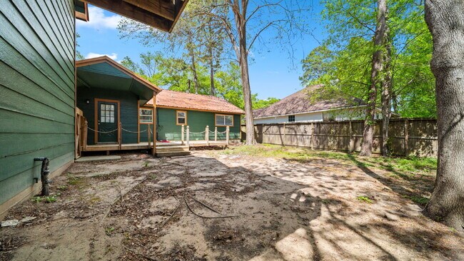 Building Photo - Enjoy comfortable, low-maintenance living in this updated, pet-friendly, carpet-free 3-bedroom ho...