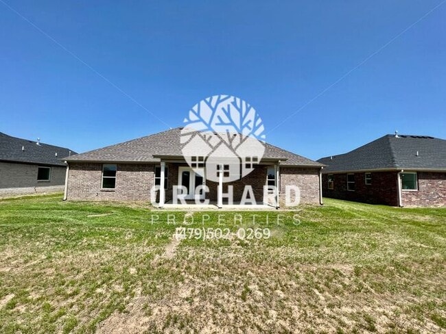Building Photo - Single Family Home - Open-Concept Cedarwoo...